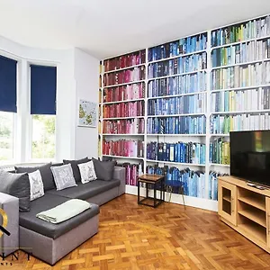 https://onpoint-apartments-stunning-large-house-near-centre-with-bar.hotelsin-nottingham.com