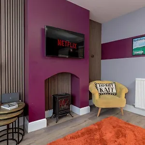 Modern Cozy Retreat-family-friendly-near & Peak District Holiday home